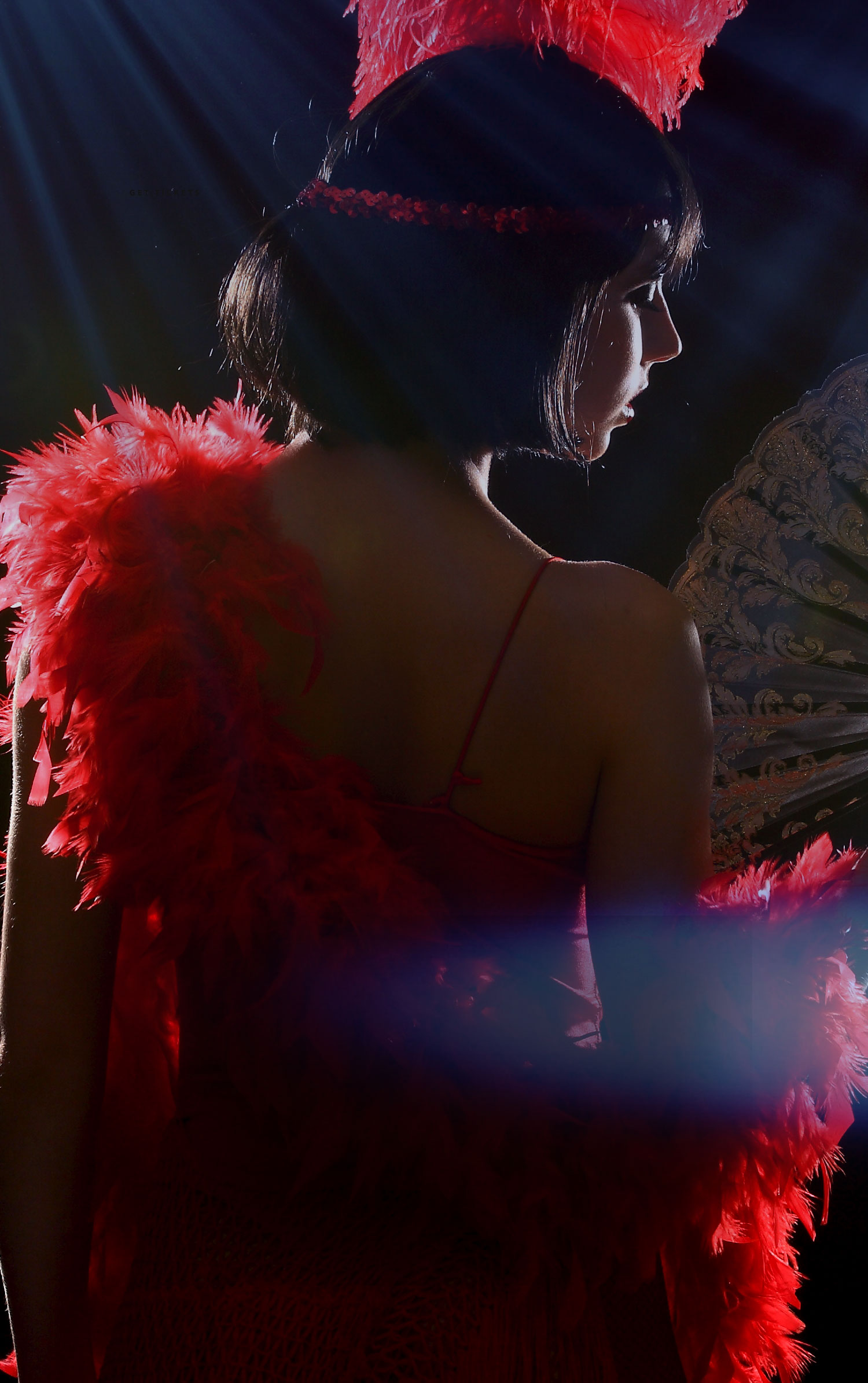 Burlesque dancer with feathers turned around